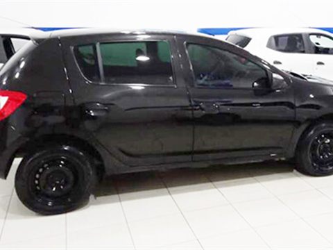 Carro da categoria Hatch da frota Barba Locadora