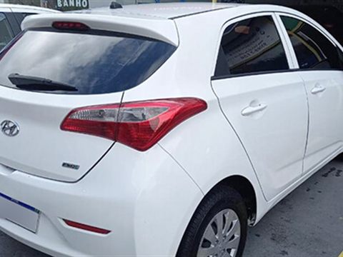 Carro da categoria Hatch da frota Barba Locadora